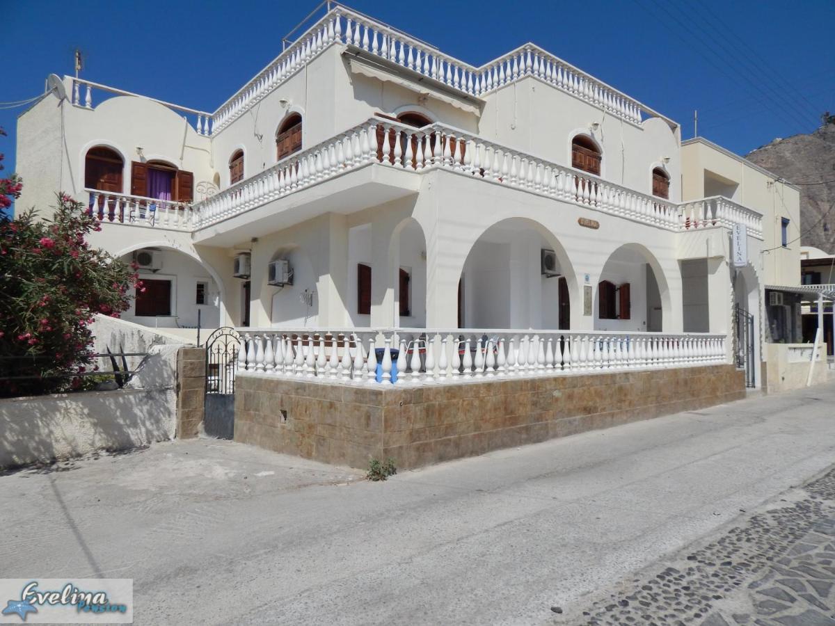 Evelina Pension: Diverse Near Black * Perissa (Santorini)