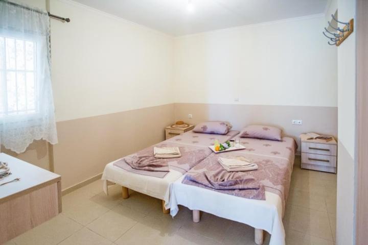 E & M Apartment *