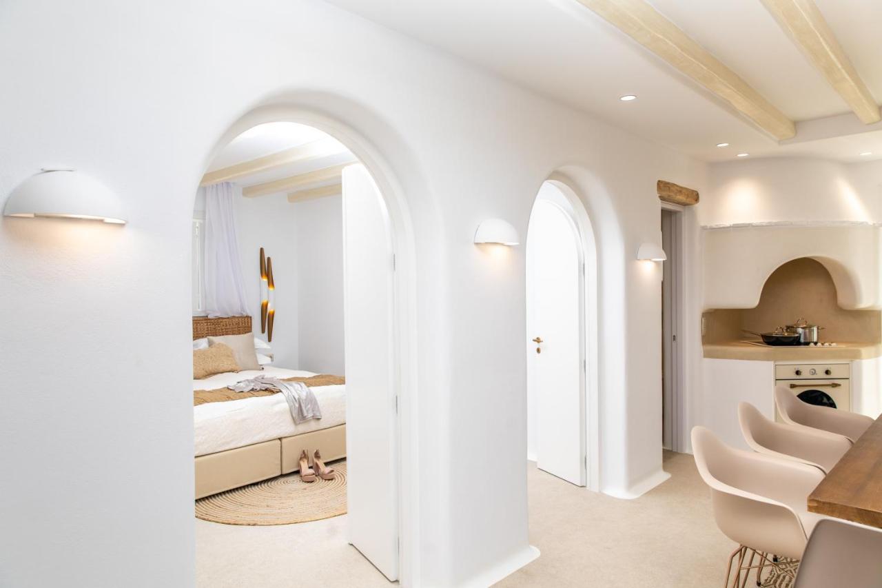 Villa Gold & White