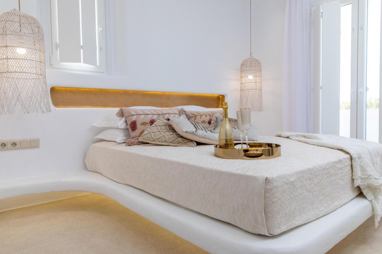 Villa Gold & White
