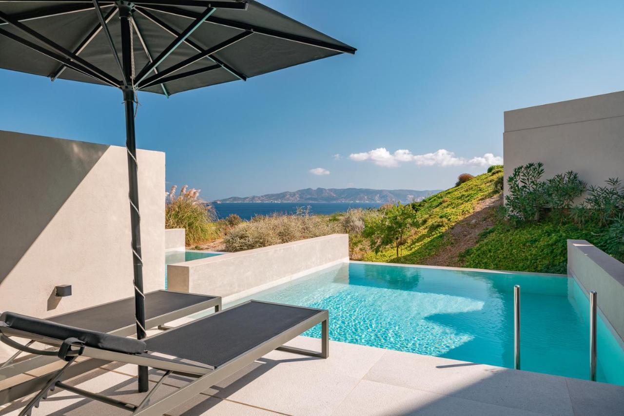 Milos Cove Komia
