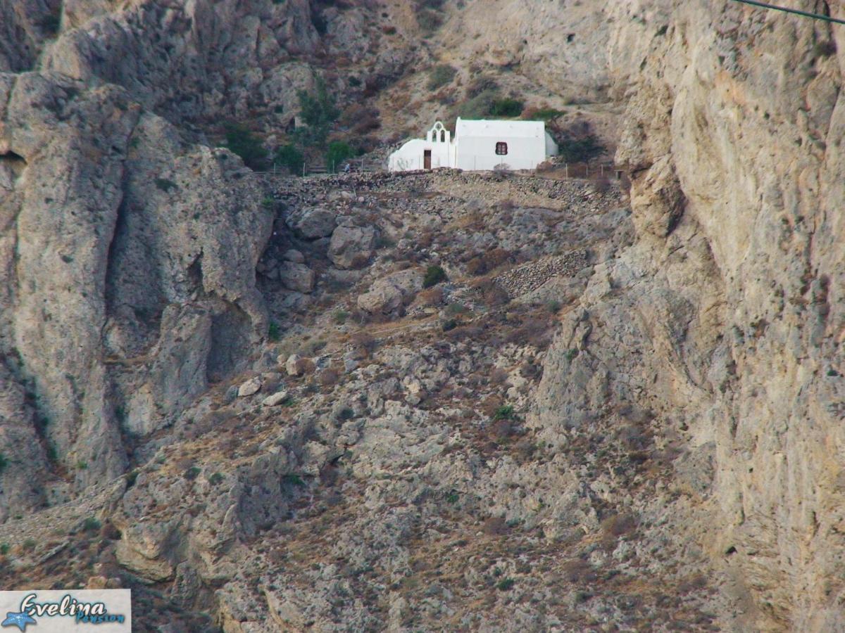 Evelina Pension: Diverse Near Black * Perissa (Santorini)