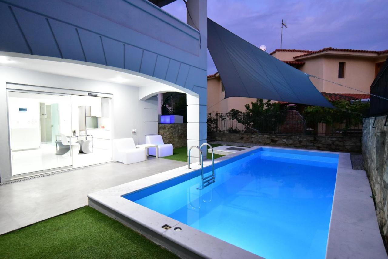 Alpha Delta Pool Apartment