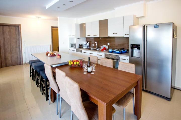 Apartment E & M *