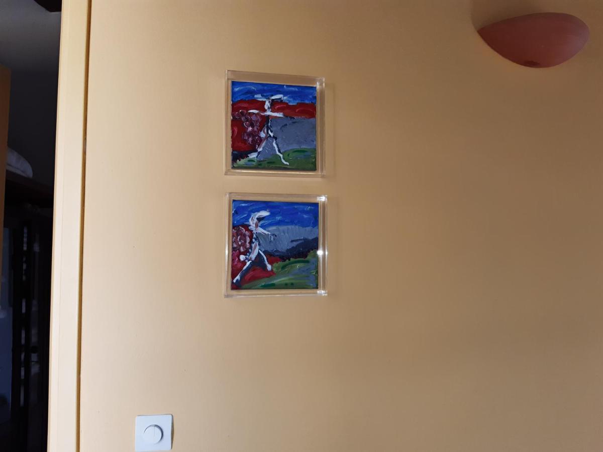Red Art Maisonette Holiday home Kardhakata
