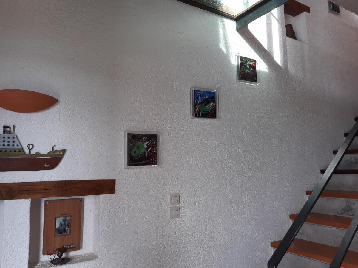 Red Art Maisonette Holiday home Kardhakata