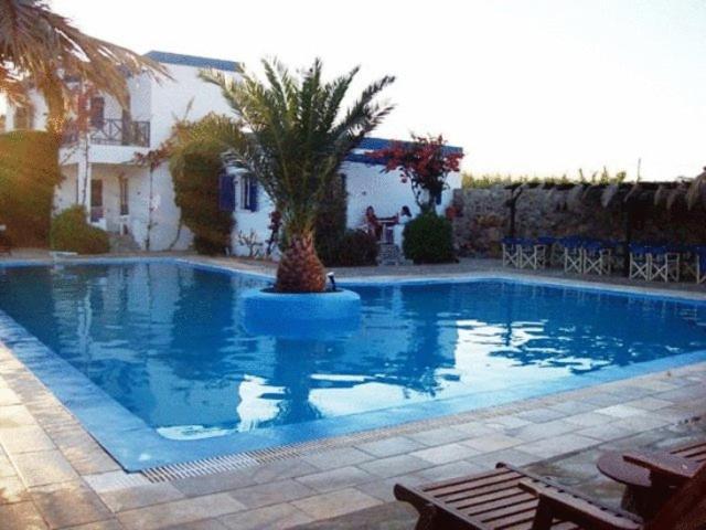 Amfitrion 2* Vari (Syros)