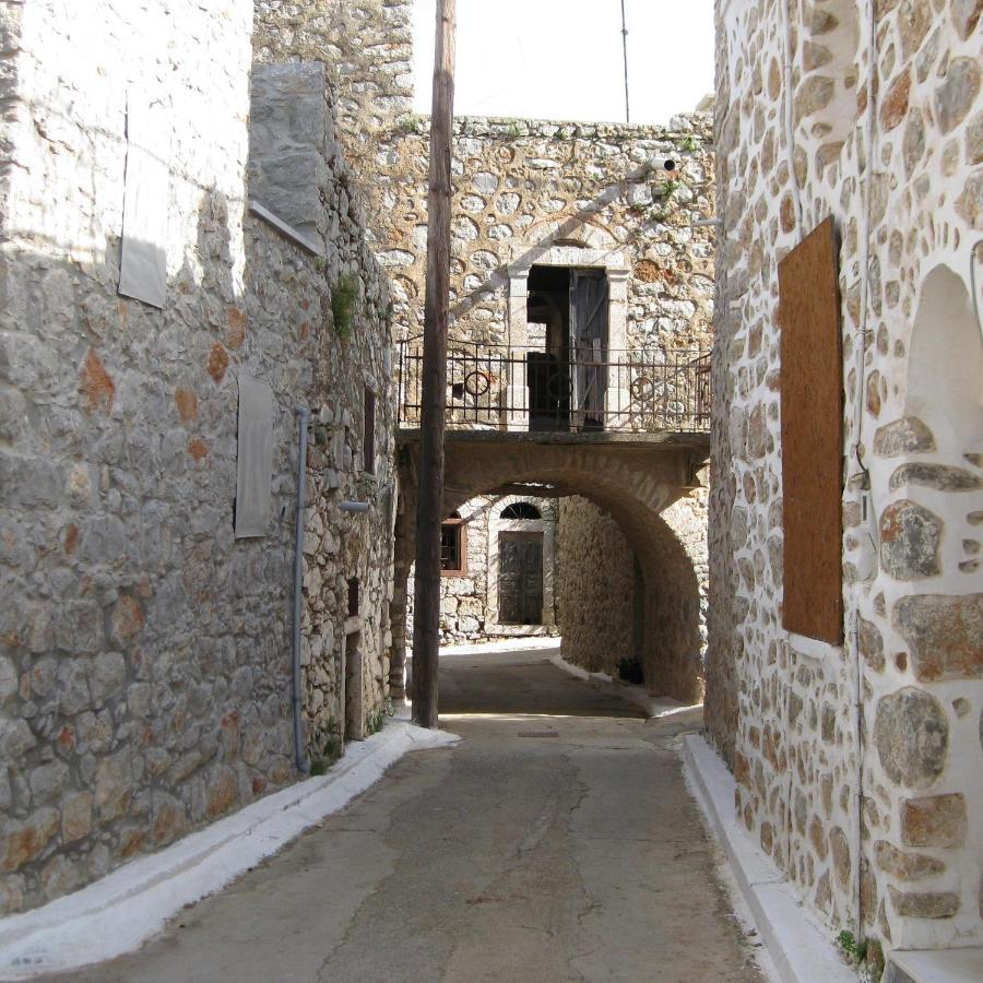 Traditional Ianthe Hotel Vessa