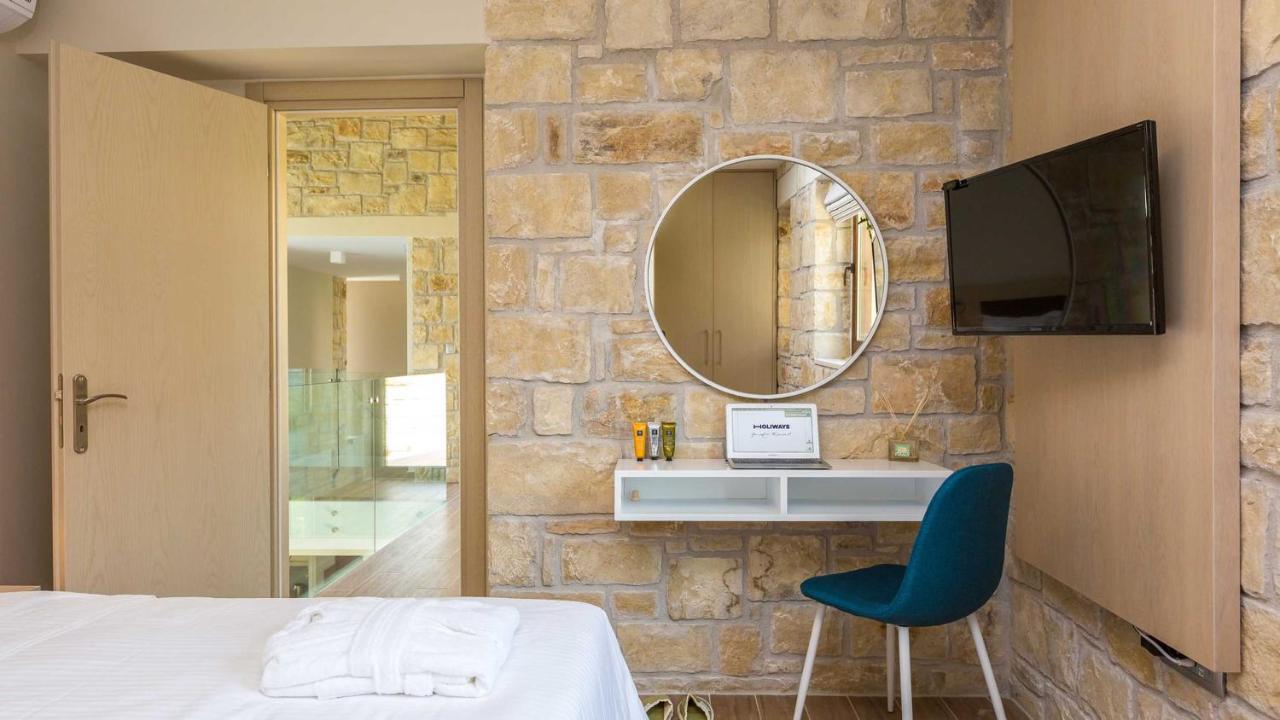 Emilia I Luxury, Amazing Seaview, Next To The Town Villa Kissamos