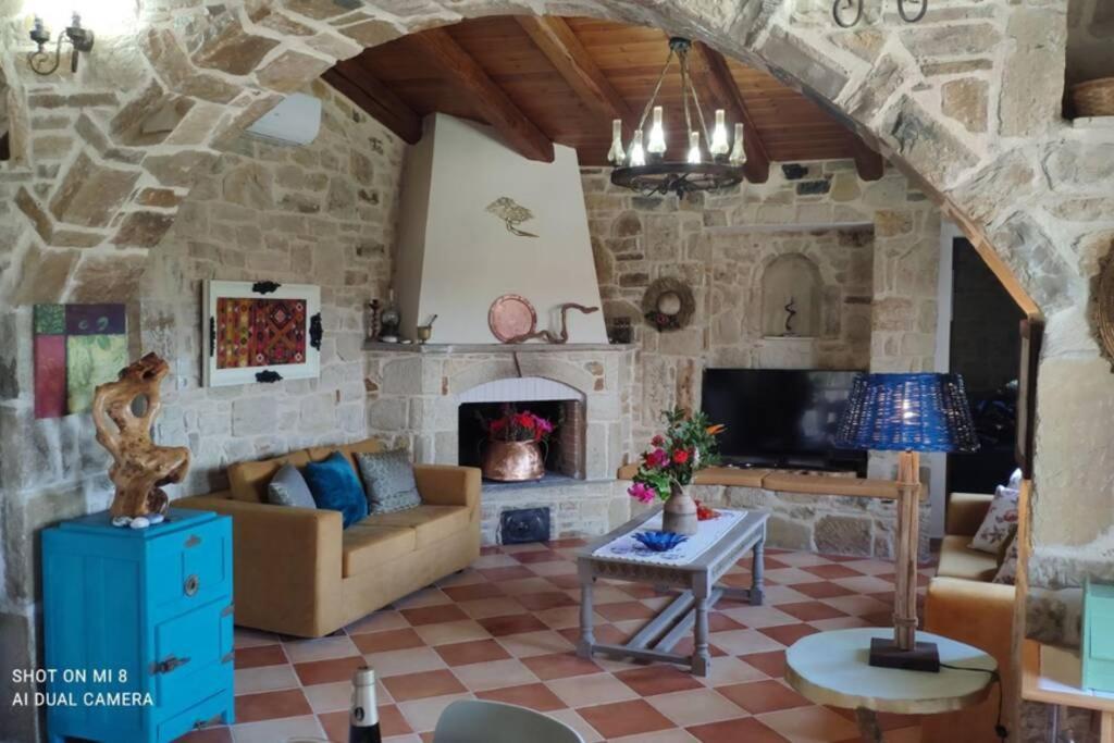 Stonehouse Olivelia - Afrathias *