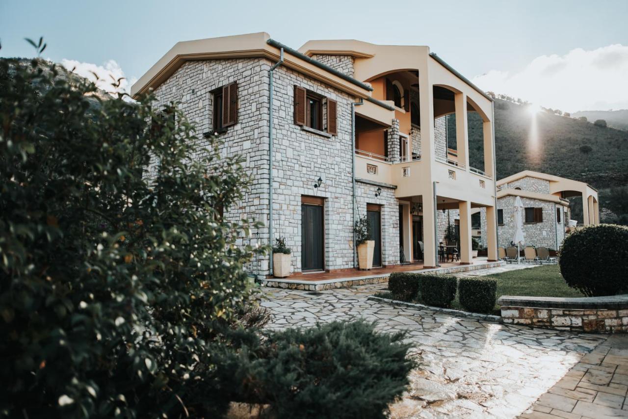 Milena Villa *