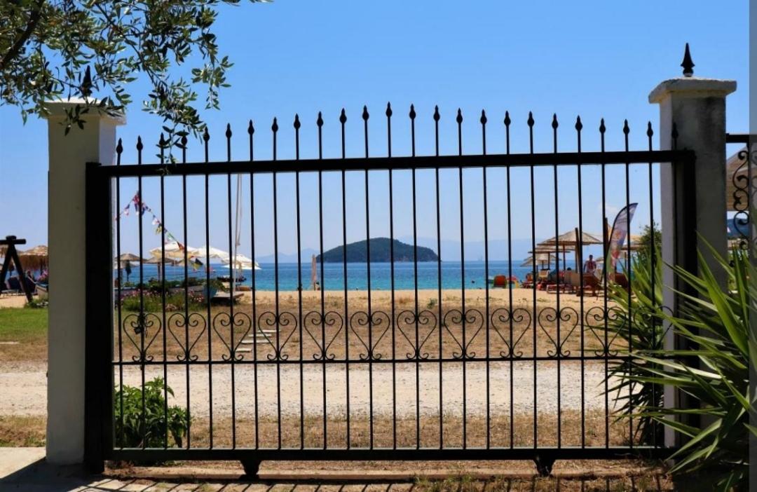 Apartment House By The Sea 2 *