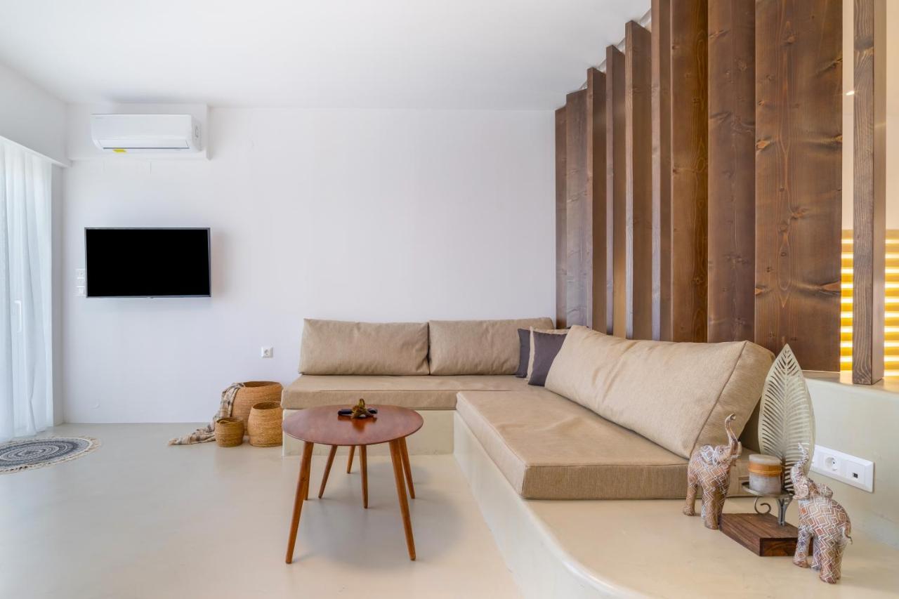 Wave, An Idyllic Seafront By Nirousuites Holiday home