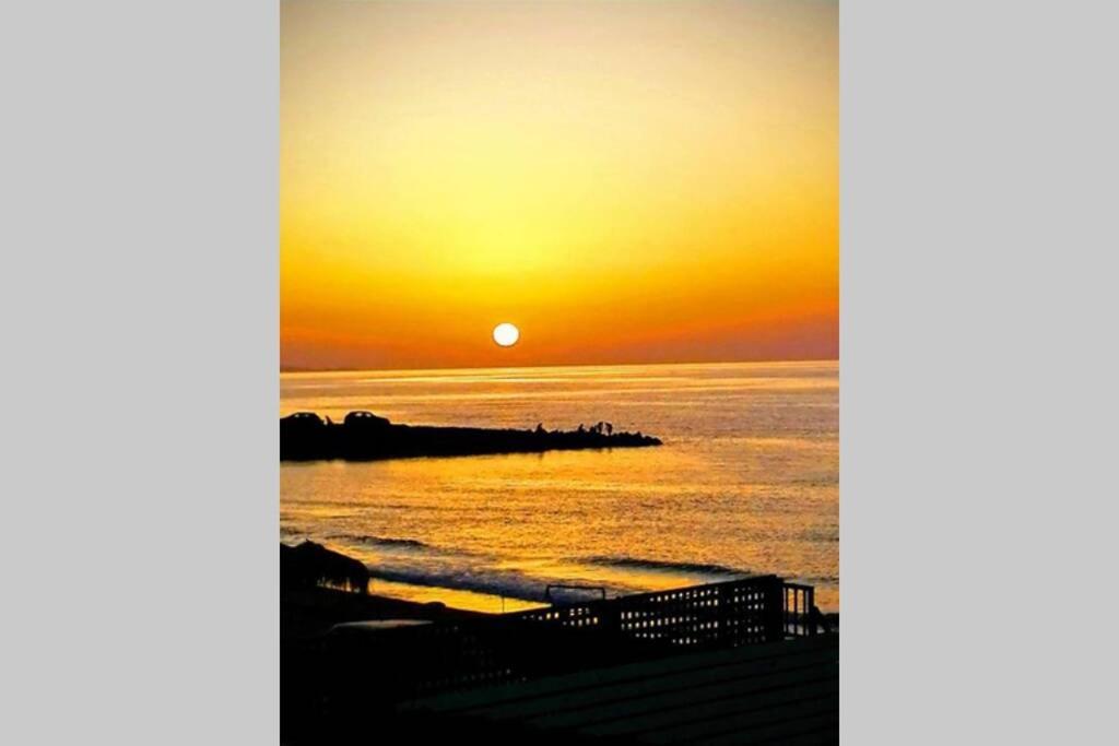 Flokos. Lazy Days, Balmy Nights On The Seafront *