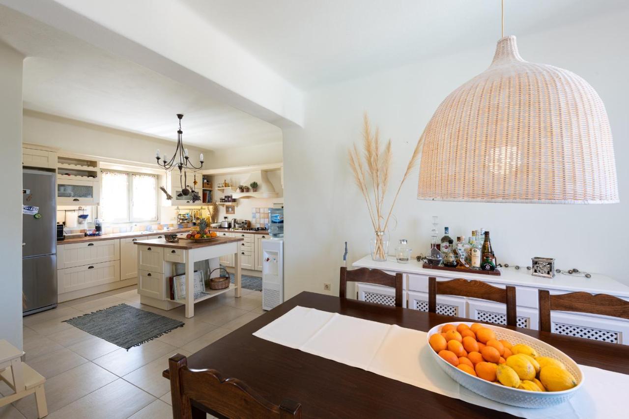 - Private Pool - Access * Parasporos