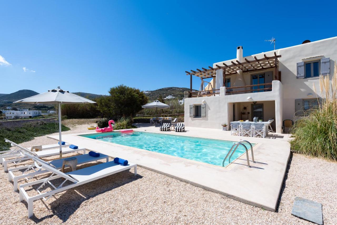 - Private Pool - Access Villa Parasporos