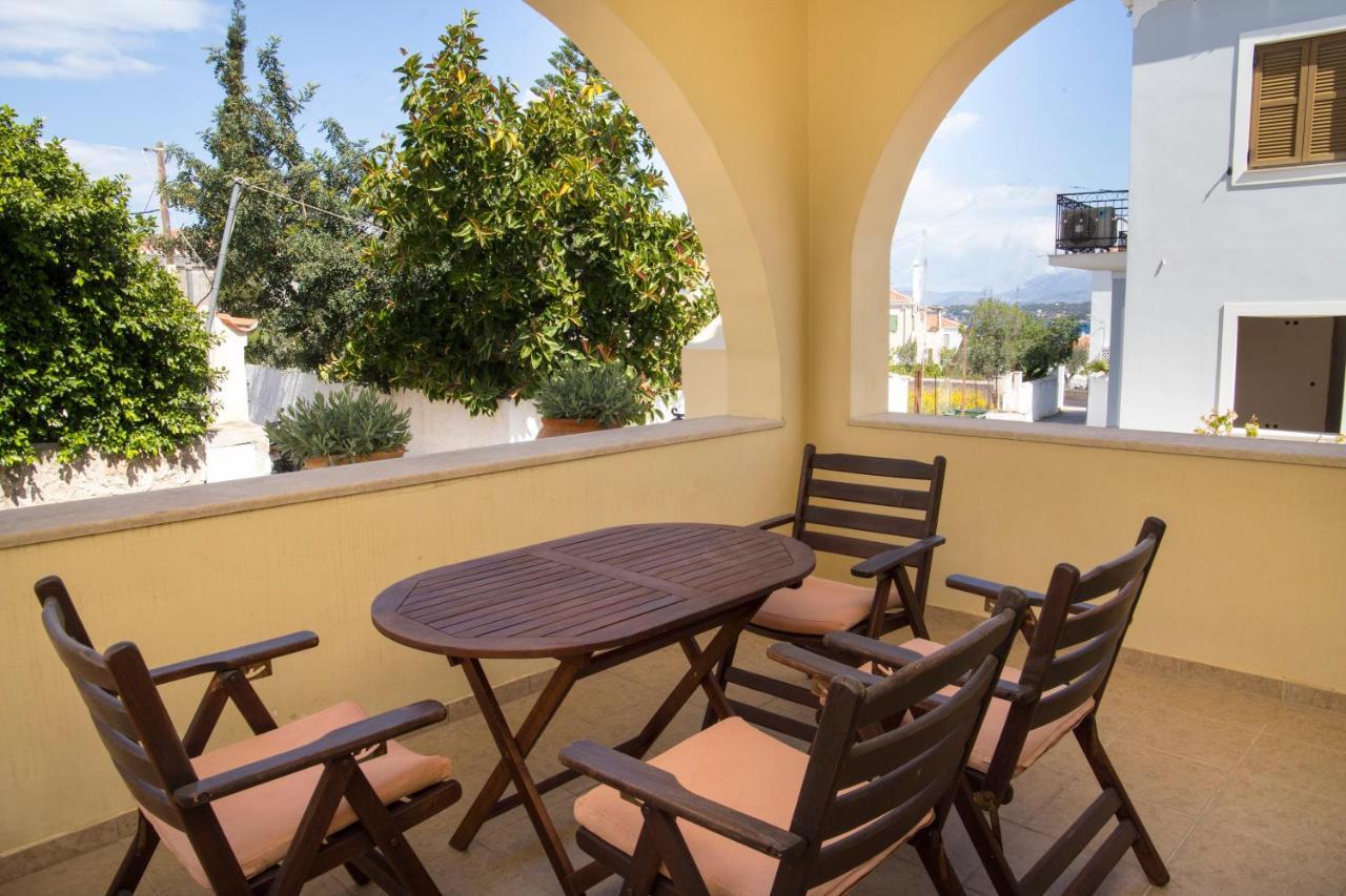 Mostra * Spetses Town