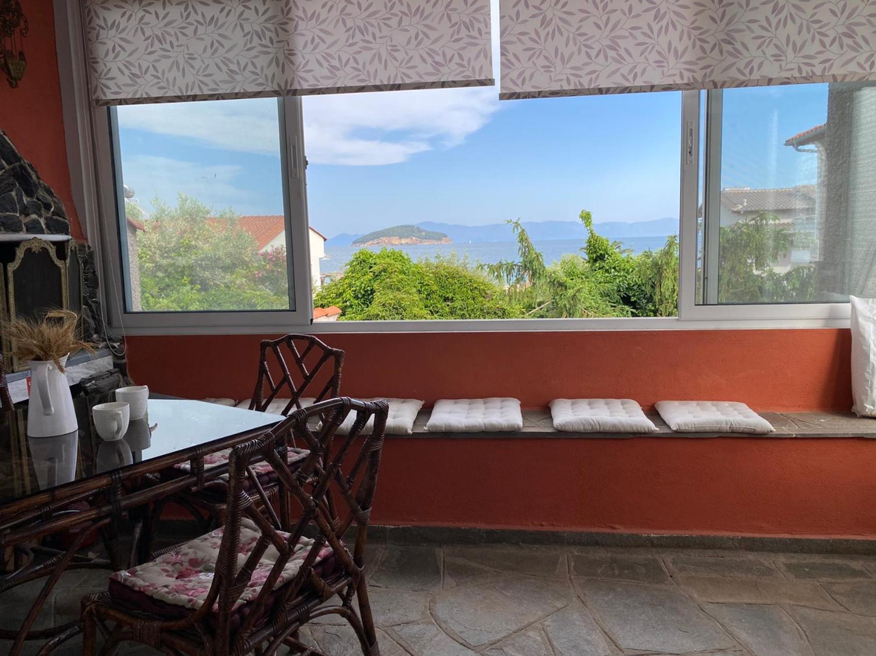 Apartment House By The Sea 2 *