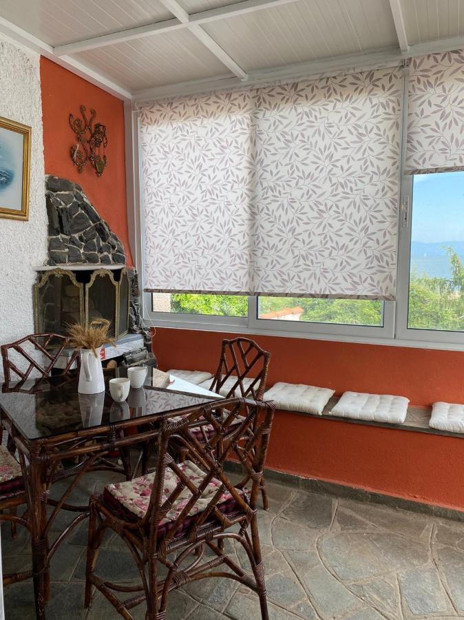 Apartment House By The Sea 2 *