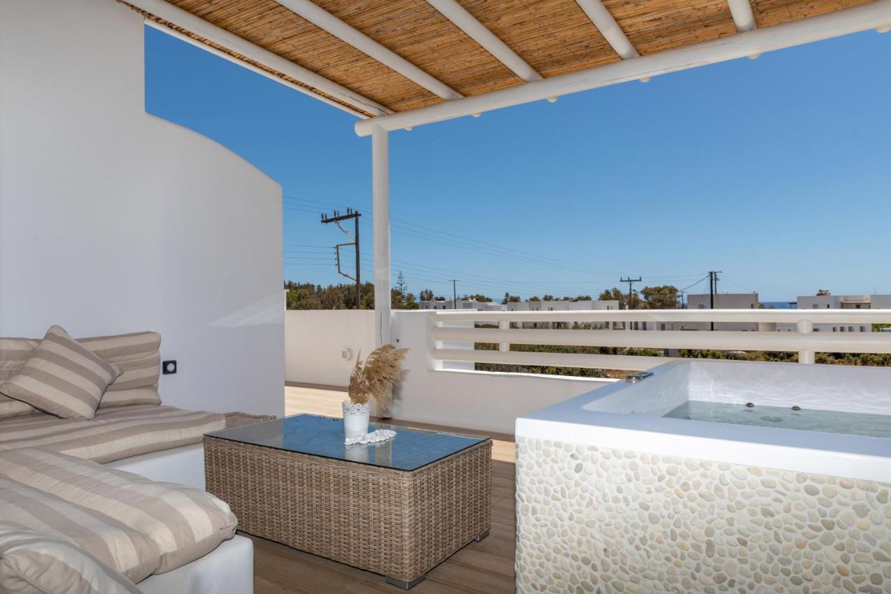 Villa Gold & White