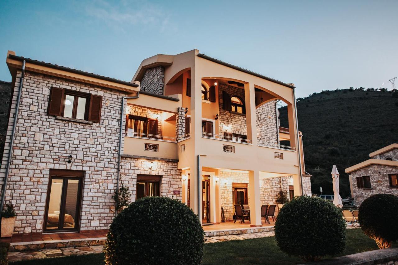 Milena Villa *