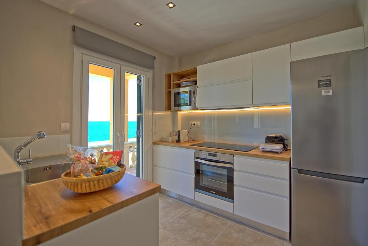 Villa Beachfront Seasun By Posarellivillas