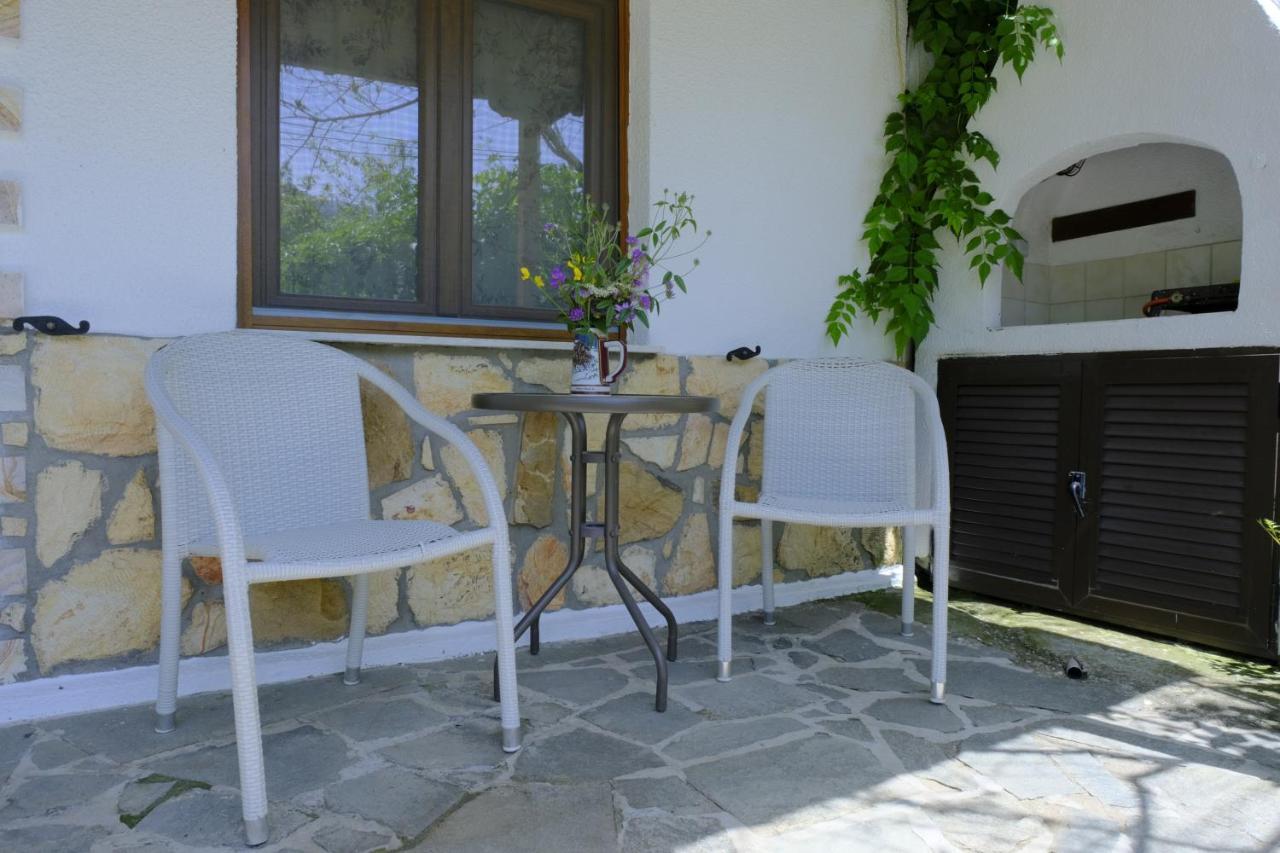 Alekas Hotel *