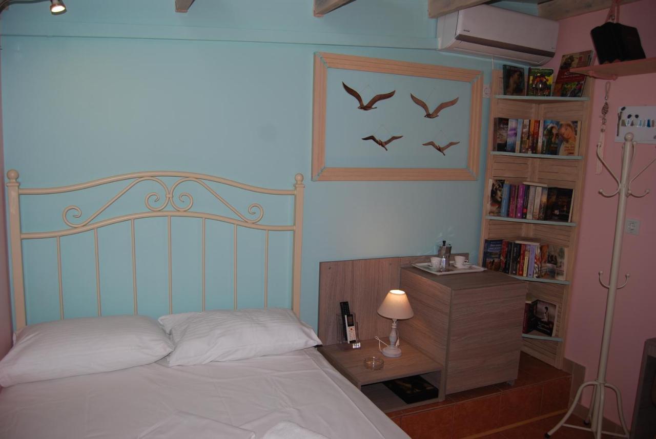 Luxury Traditional The Small Bookstore Guest house *