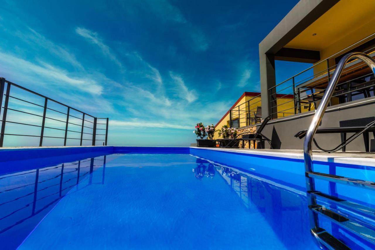 Villa Santakira