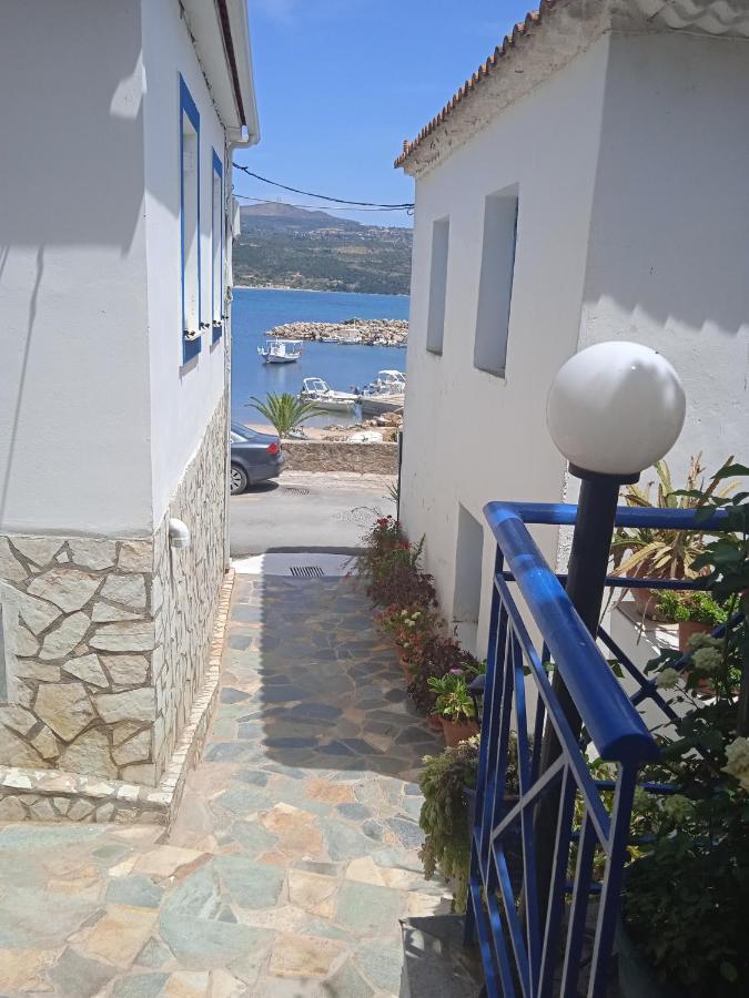 To Limanaki Finikounta