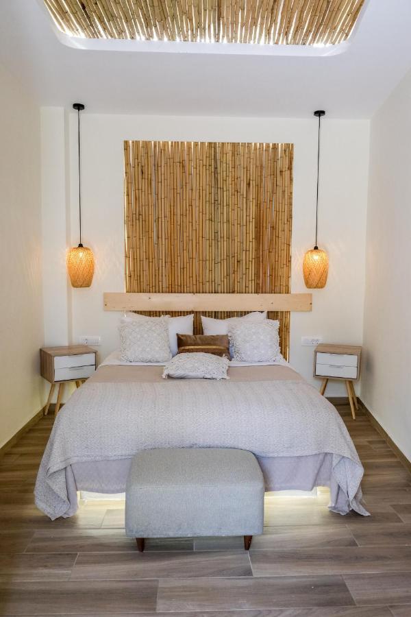 By Georgia Apartment Fira (Santorini)