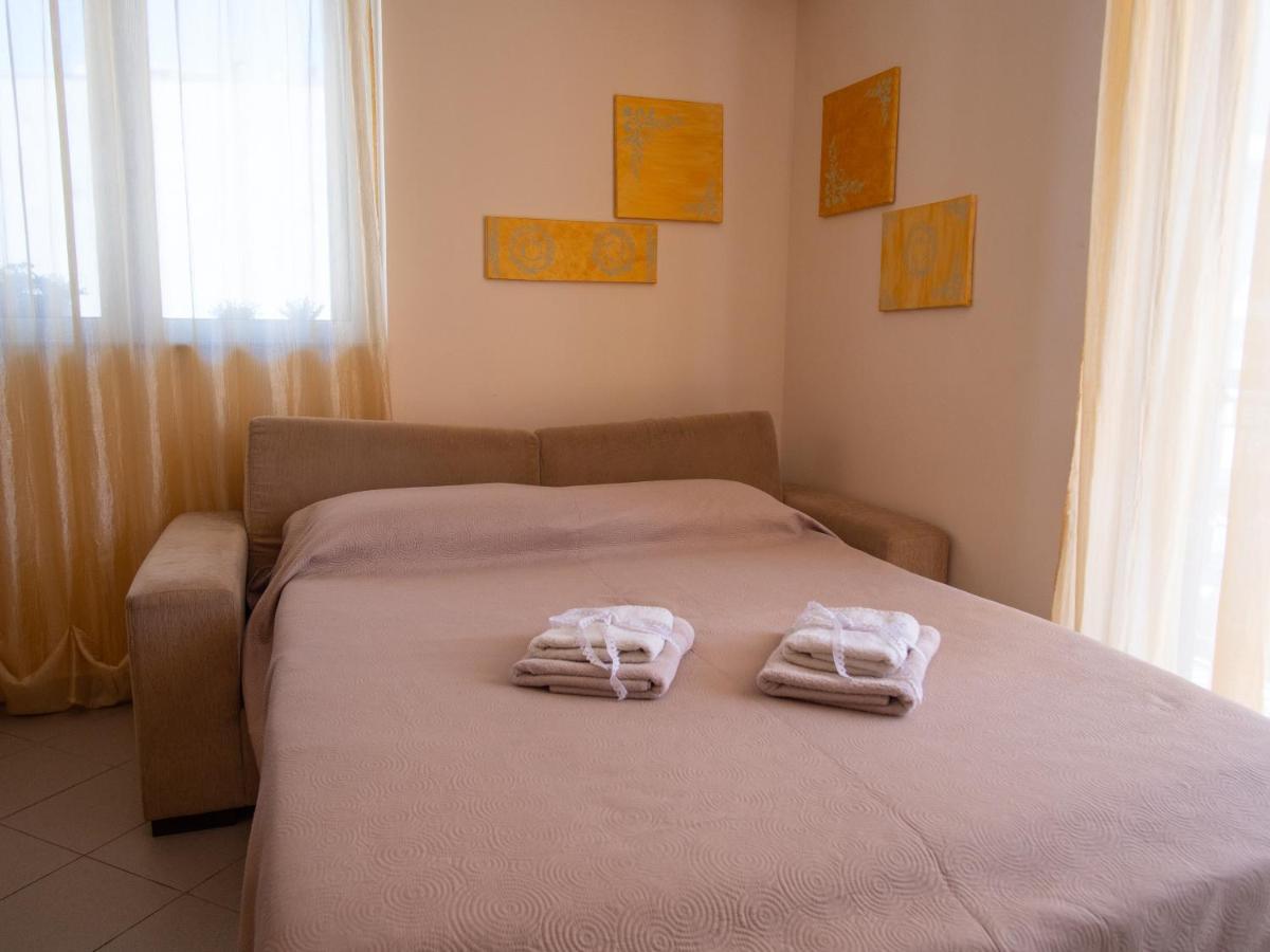 Helen - The Spartan Apartment *