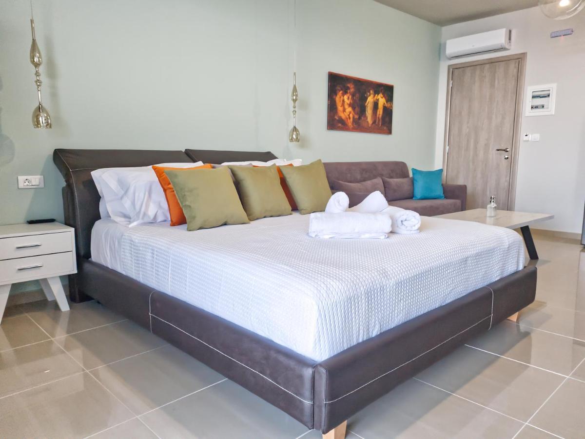 Epipleon Luxury Suites: Seafront With Spacious Verandas Apartment