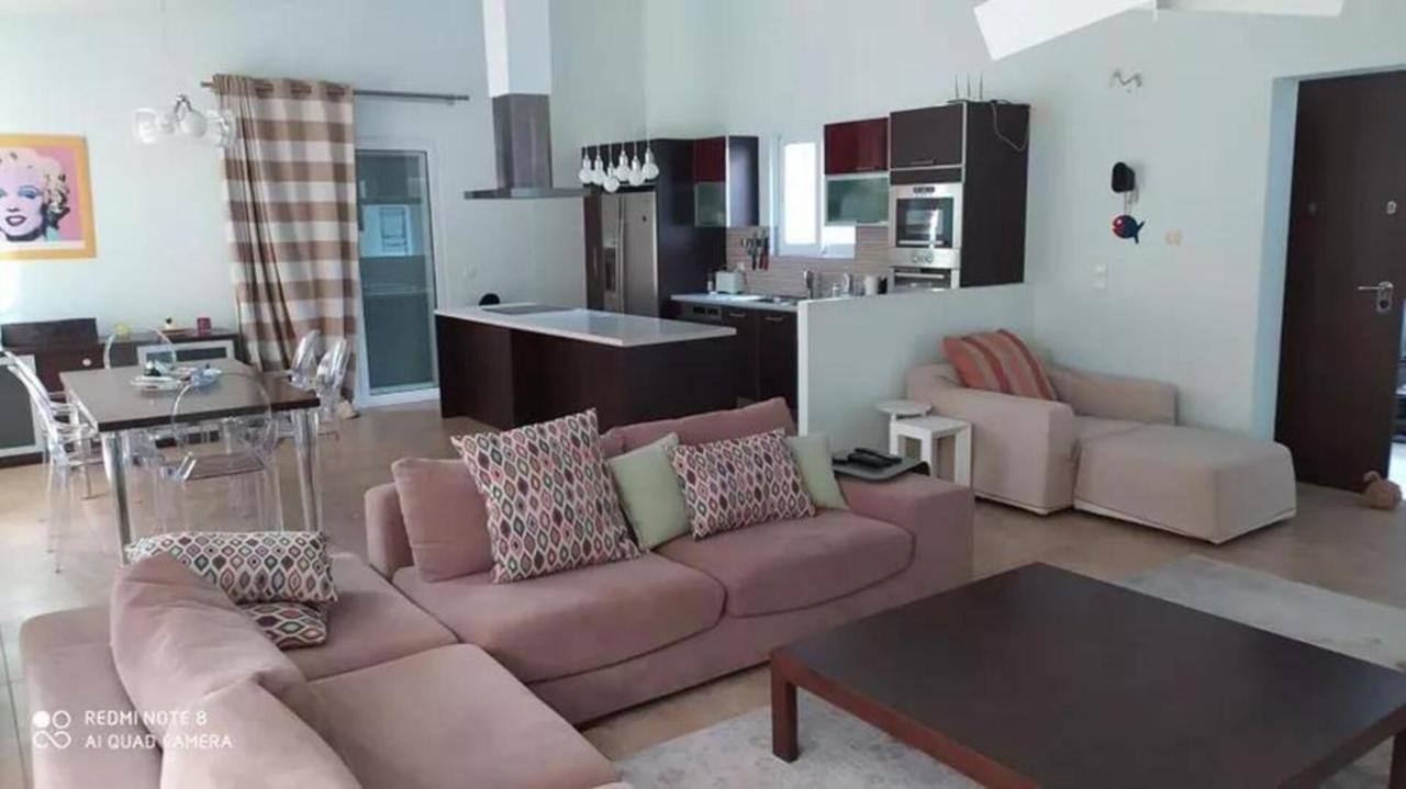 Luxurious 6 Bedroom In A Great Location Villa *