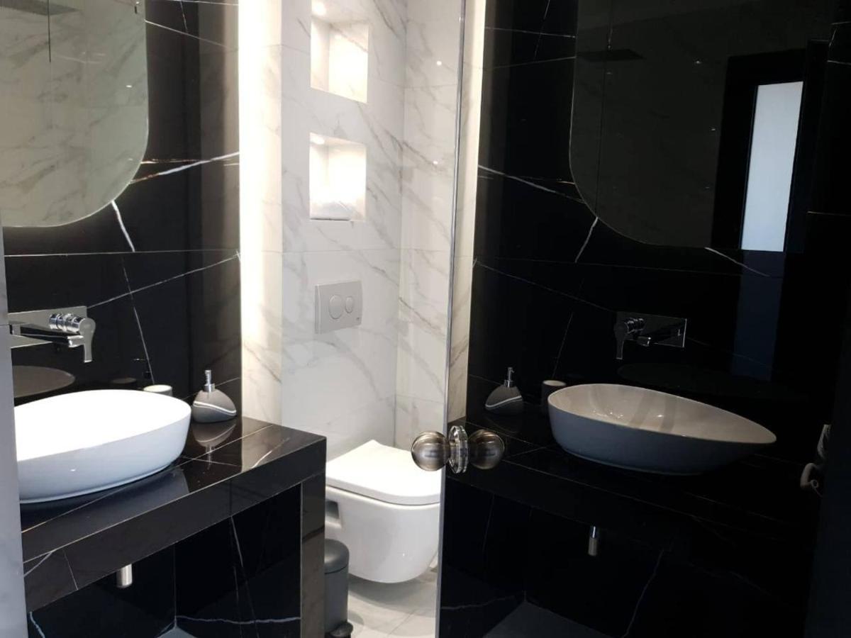 V Luxury Suites