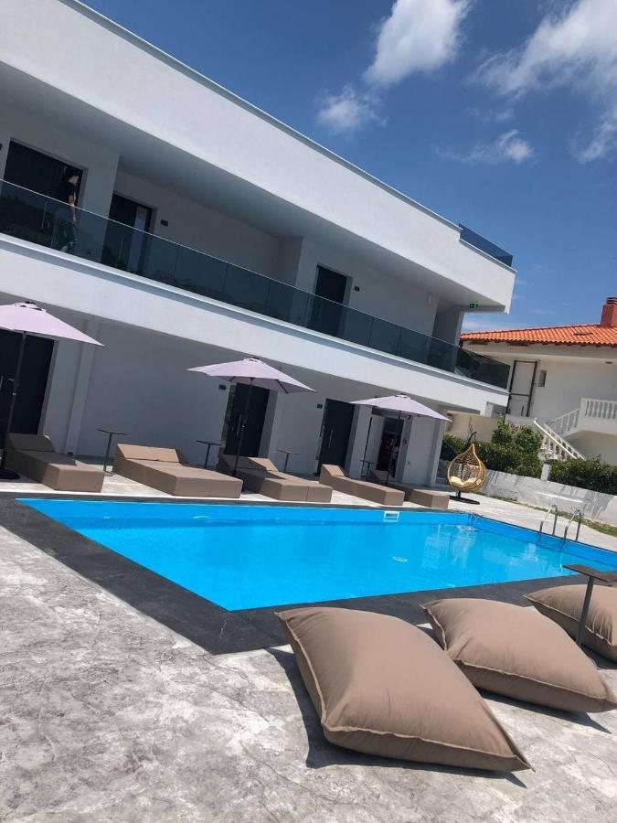 V Luxury Suites *
