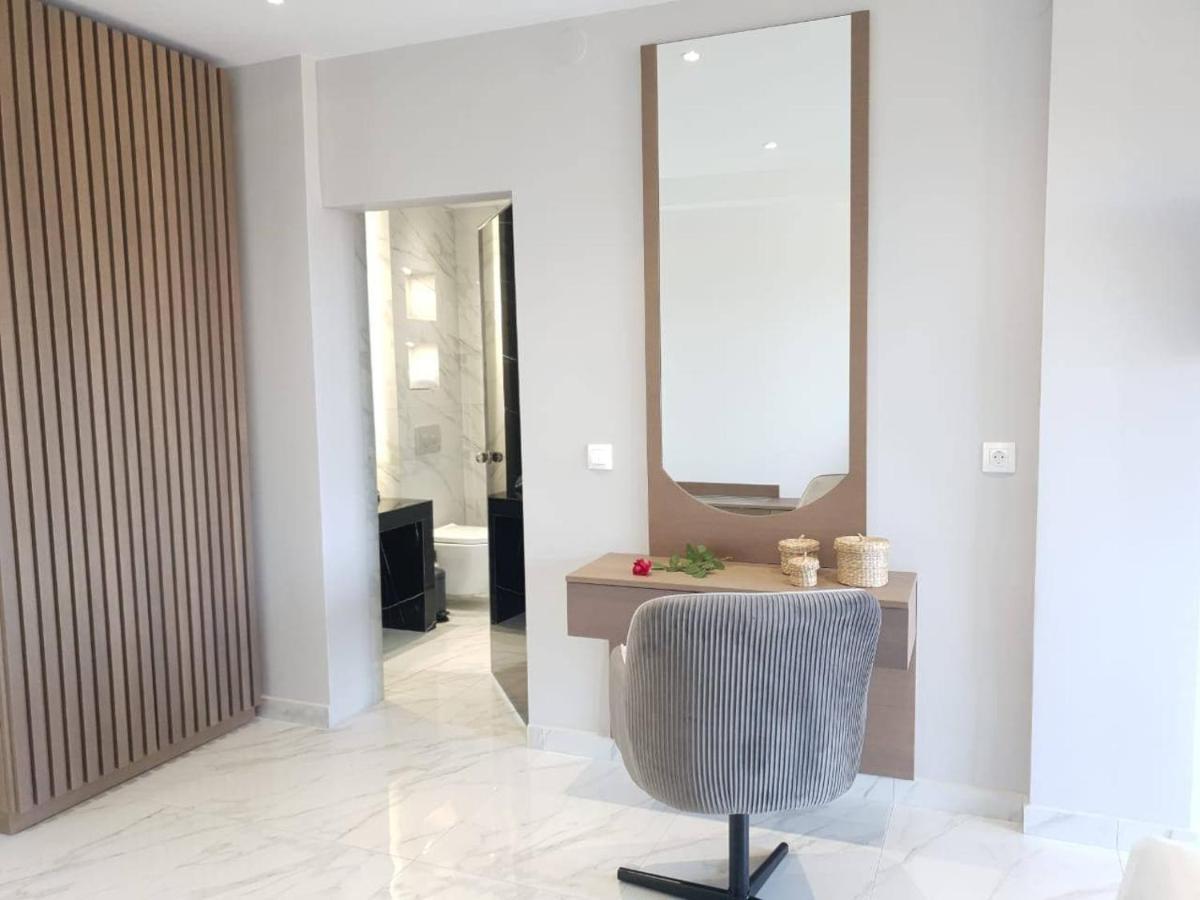 V Luxury Suites Apartment
