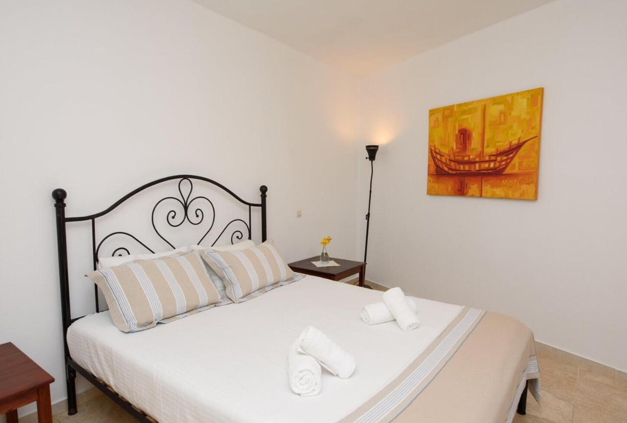 Uranos Hotel *