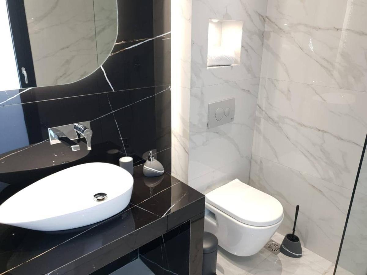 Apartment V Luxury Suites *