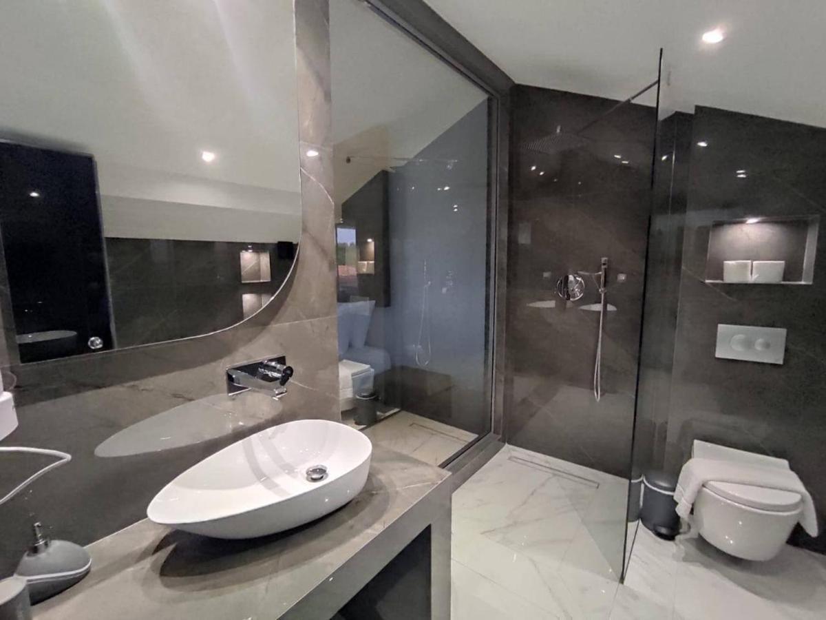V Luxury Suites Pefkochori
