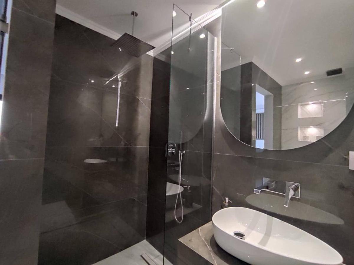 V Luxury Suites