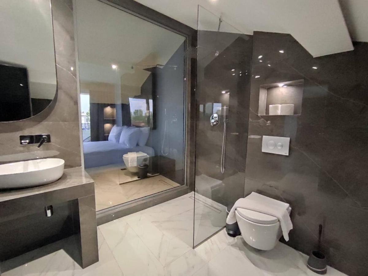 V Luxury Suites *