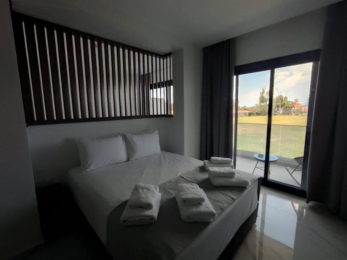 V Luxury Suites *