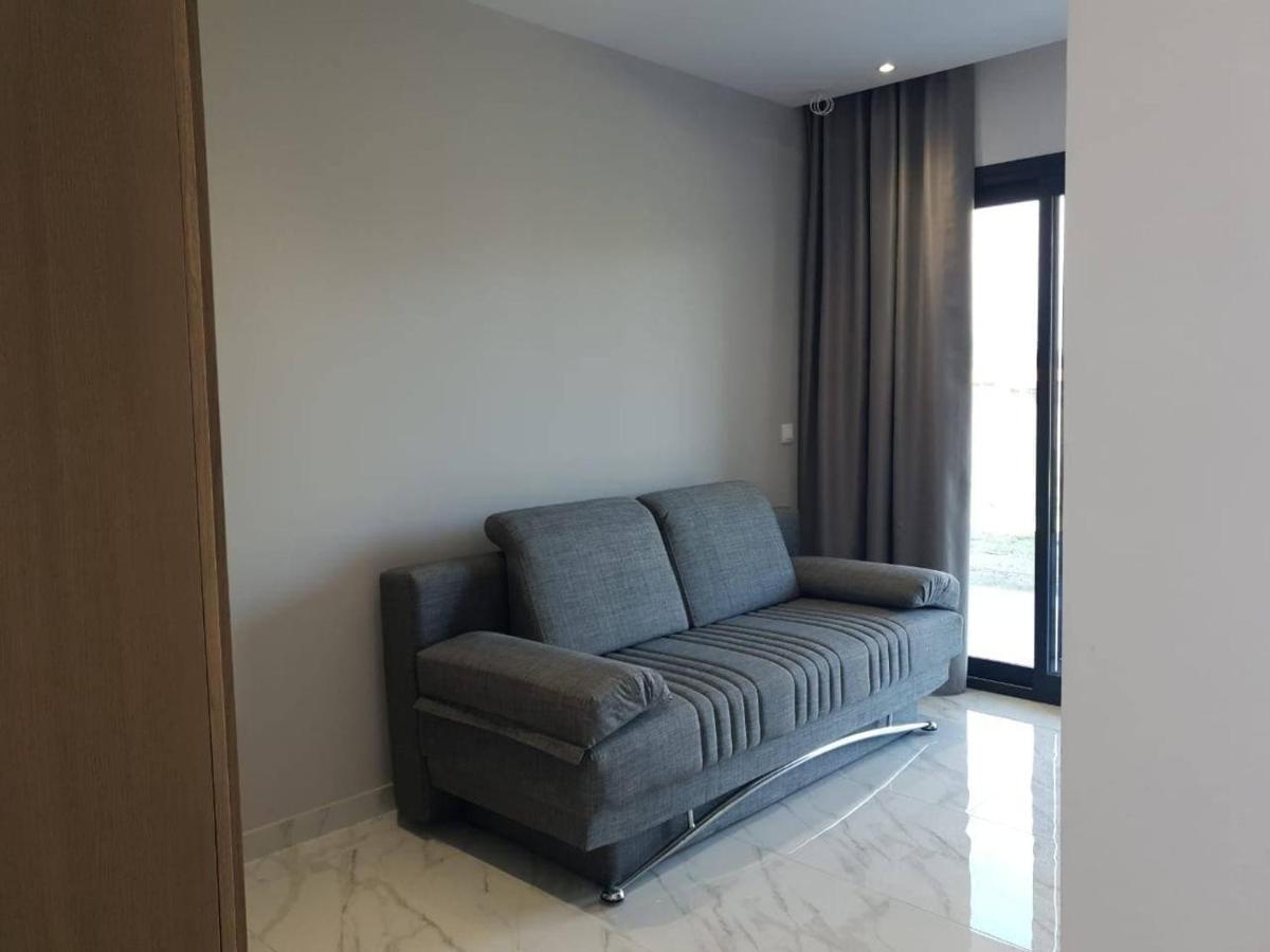V Luxury Suites *