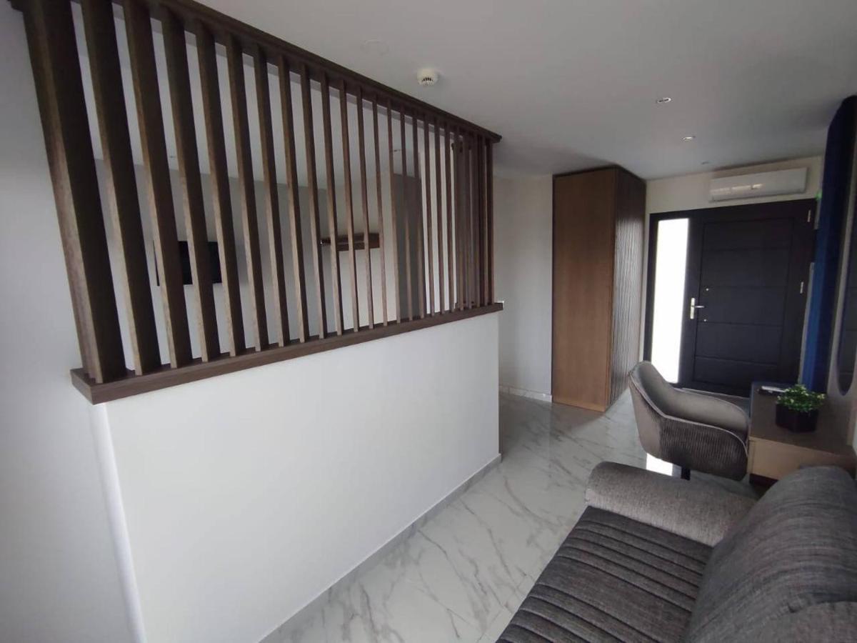 V Luxury Suites *