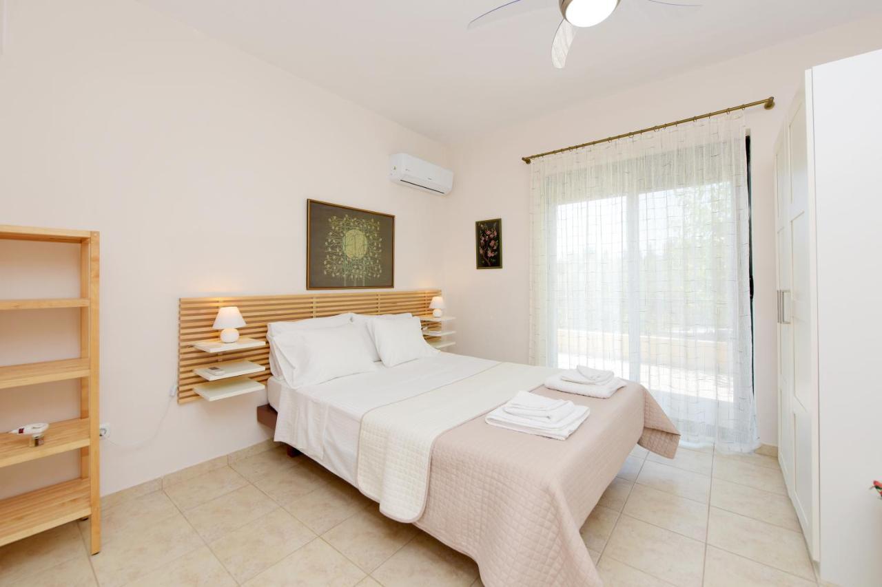 Athina's In Olive Grove Apartment