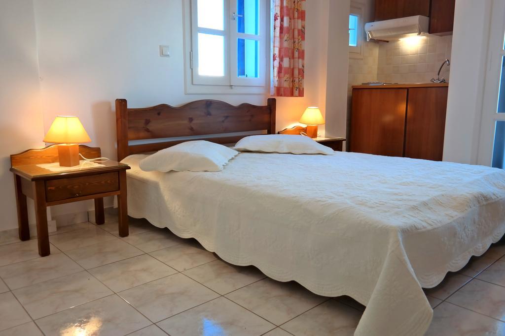 Mina's In Naxos Island 2*