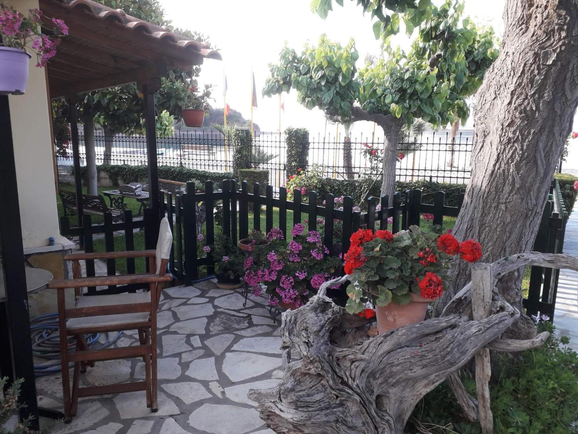 Le Due Sorelle Spilia (Central Greece)