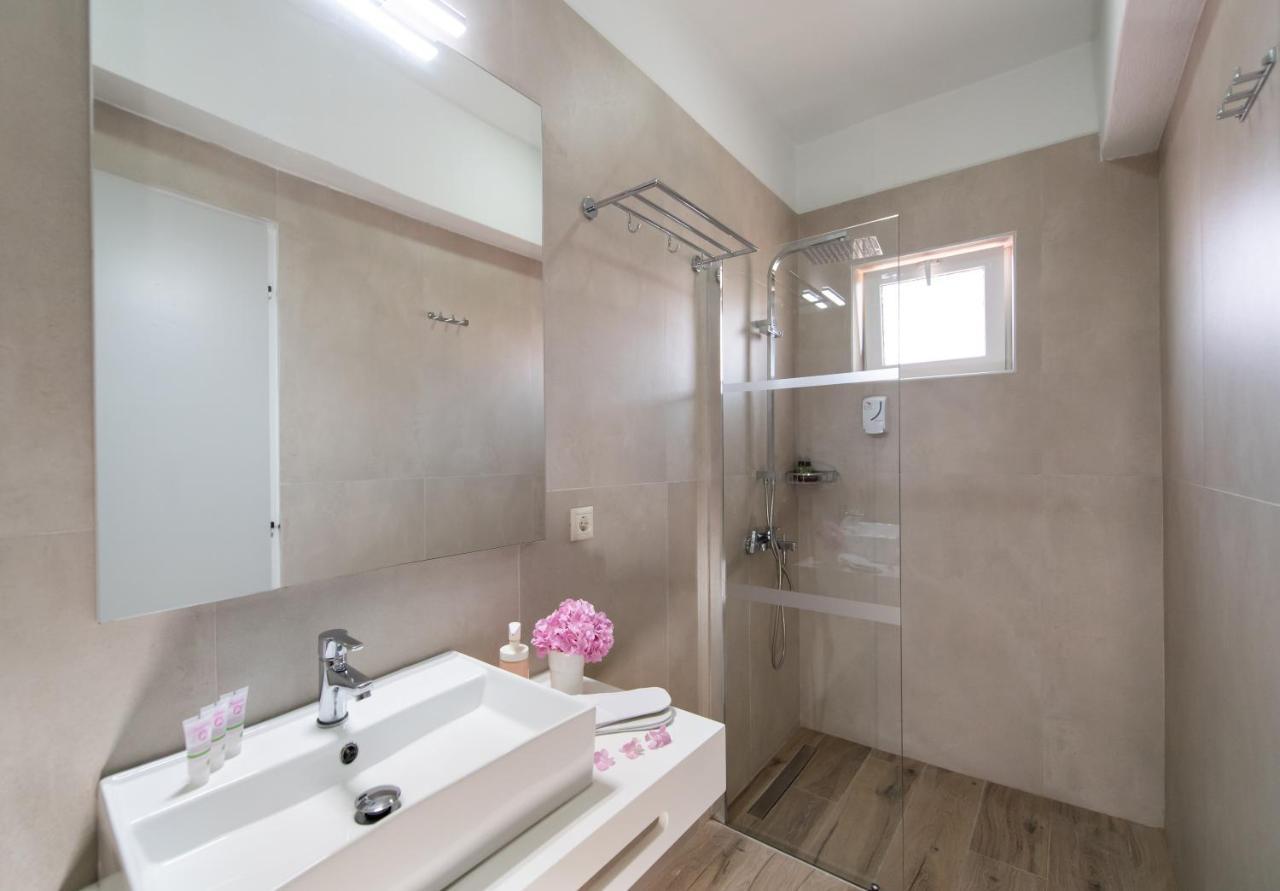 Aggelos & Deluxe 2* Nydri (Lefkada)