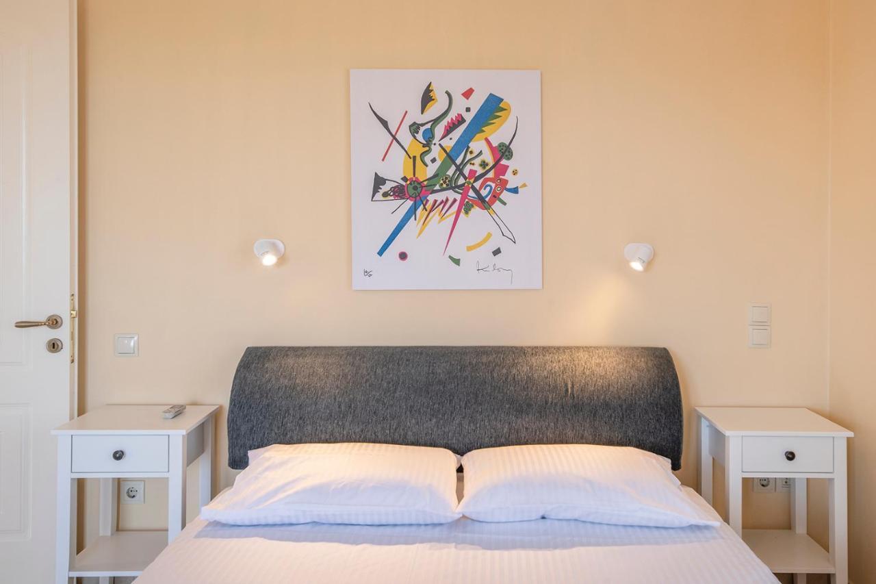 Hill House Apartment *